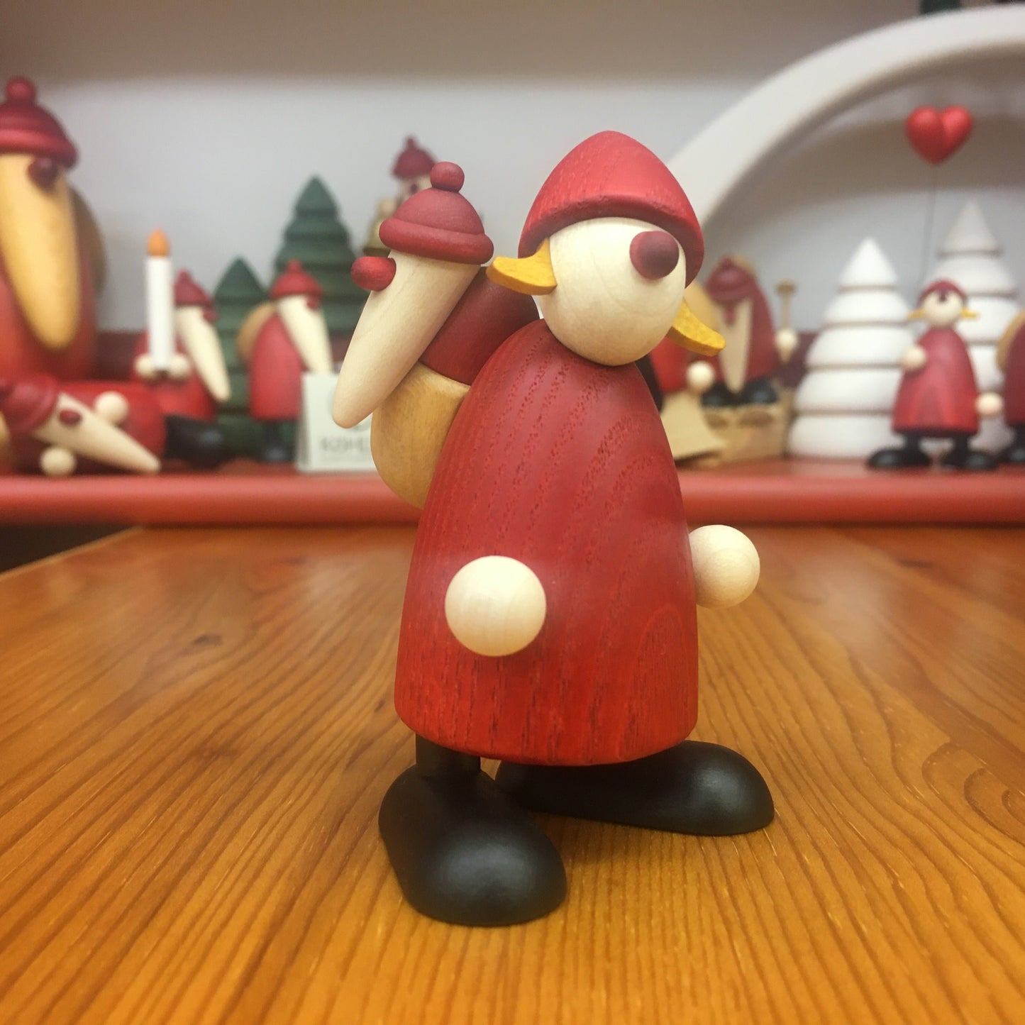 Weihnachtsfrau mit Kind auf dem Rücken